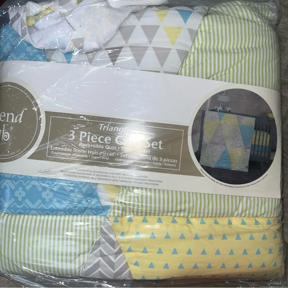 NWT Trend Lab Triangles 5 Piece Crib Bedding Set - with two matching bibs